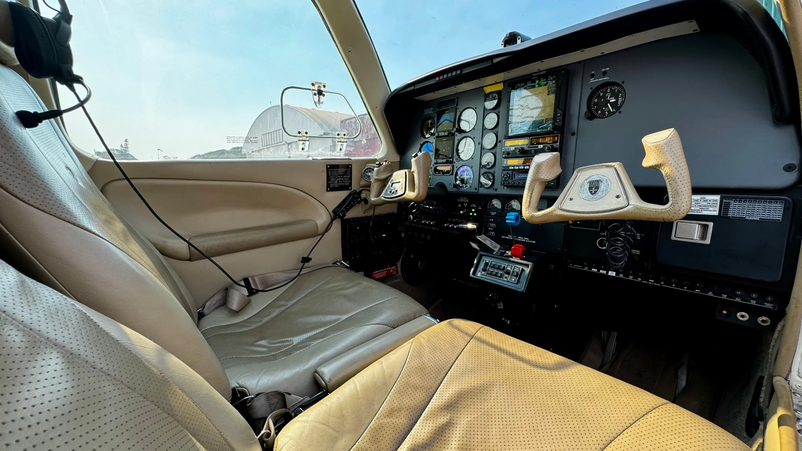 BEECHCRAFT - BONANZA A36 - 1985 - Imagem 11