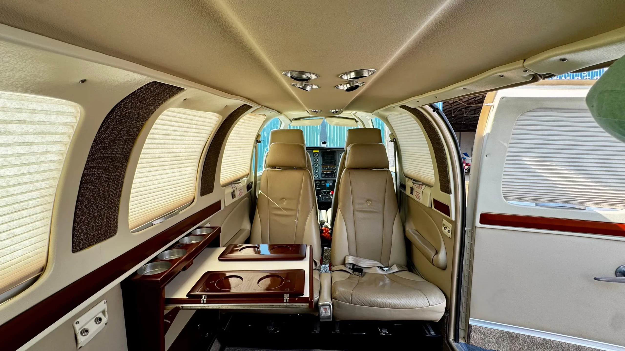 BEECHCRAFT - BONANZA A36 - 1985 - Imagem 12