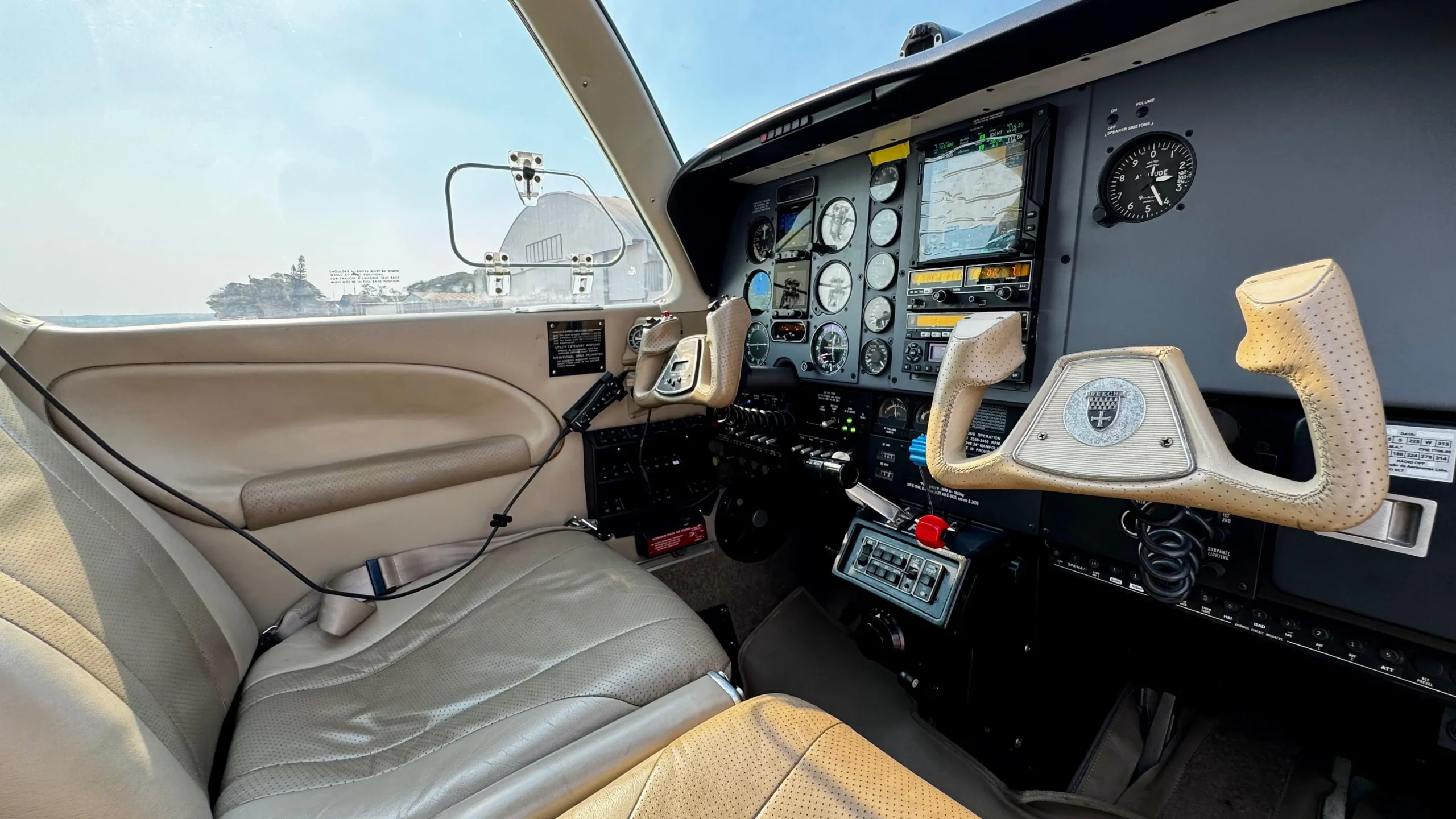 BEECHCRAFT - BONANZA A36 - 1985 - Imagem 10